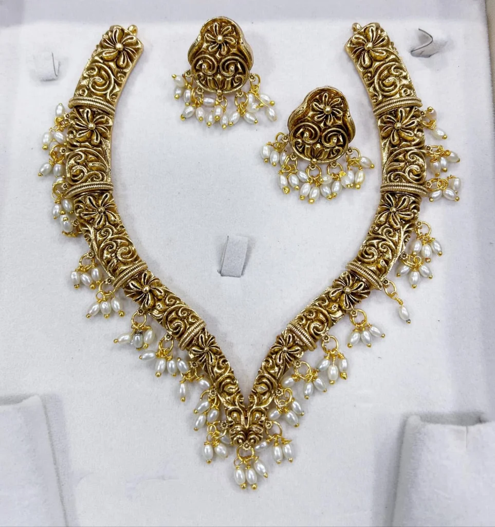 V Neckles